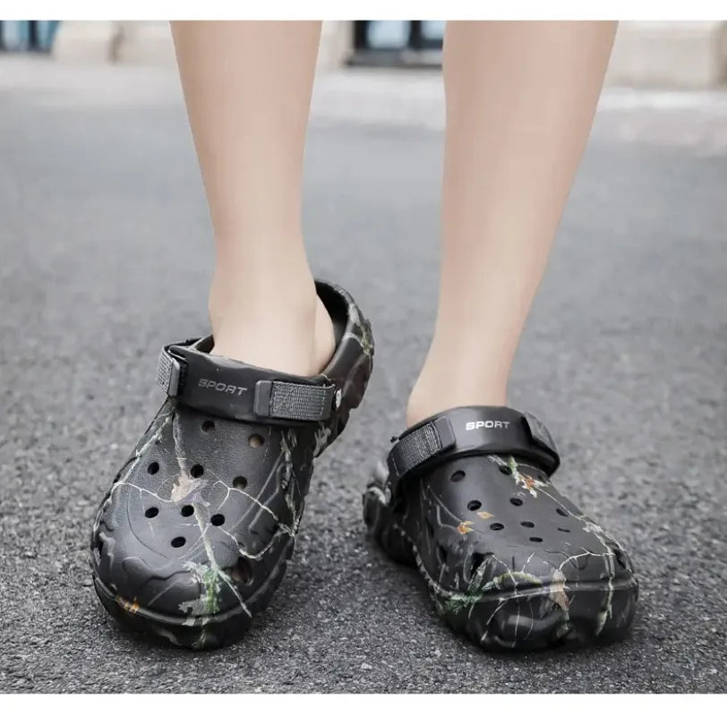 Men Clogs Slippers High Quality Classic Outdoor Anti-Slip Garden Shoes Lightweight Fashion Casual Sandals Big Size 45 46 47