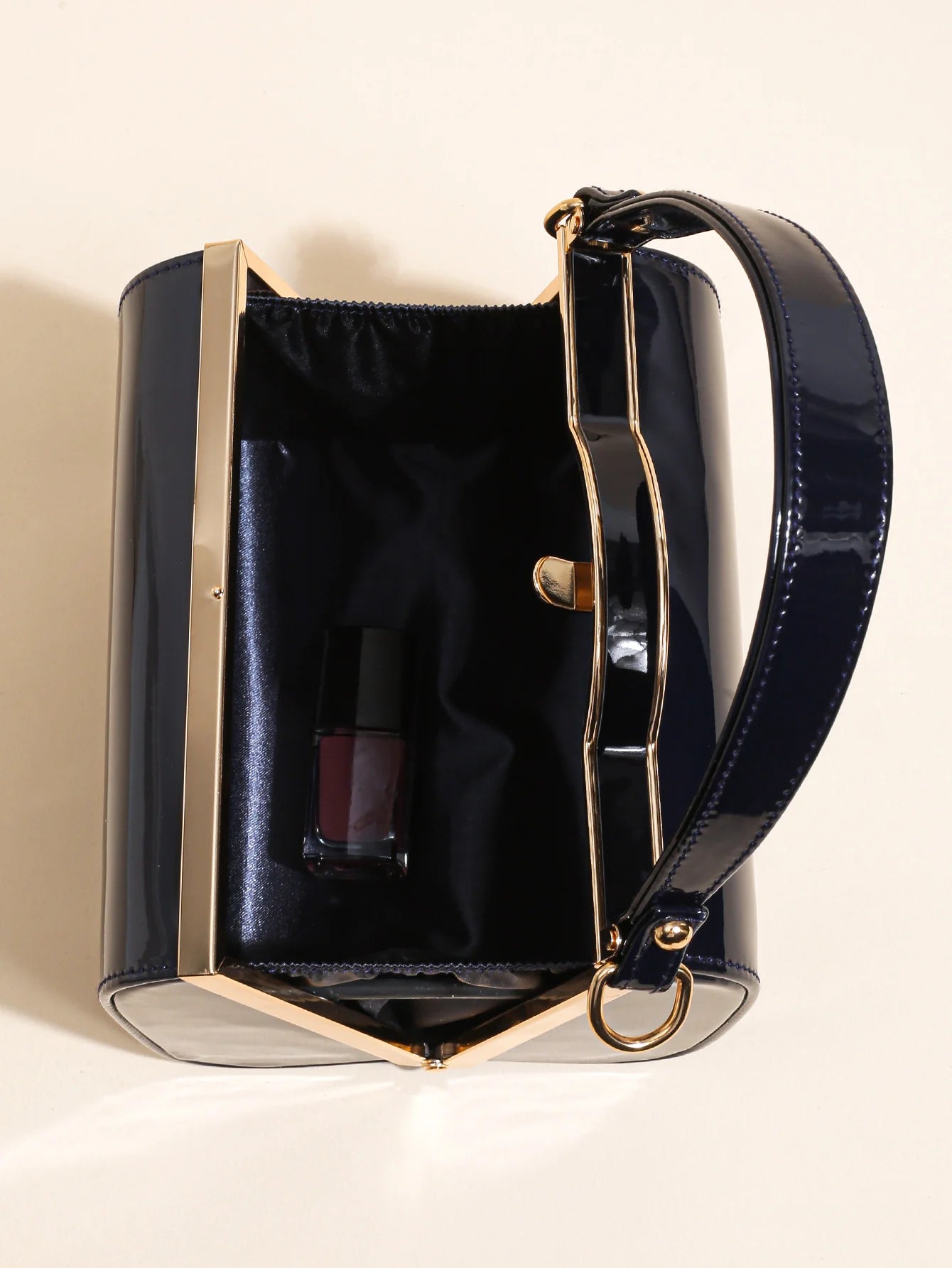 Highlight Cute Simple Patent Leather Pearlescent Leather Handheld Hard Shell Clip Dinner Bag
