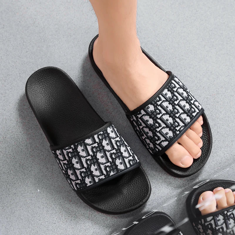 Outdoor Sandals Clogs Beach Slippers Summer Men Fashion Slippers Indoor Home Slides Bathroom Shoes Comfortable Soft Flip Flops