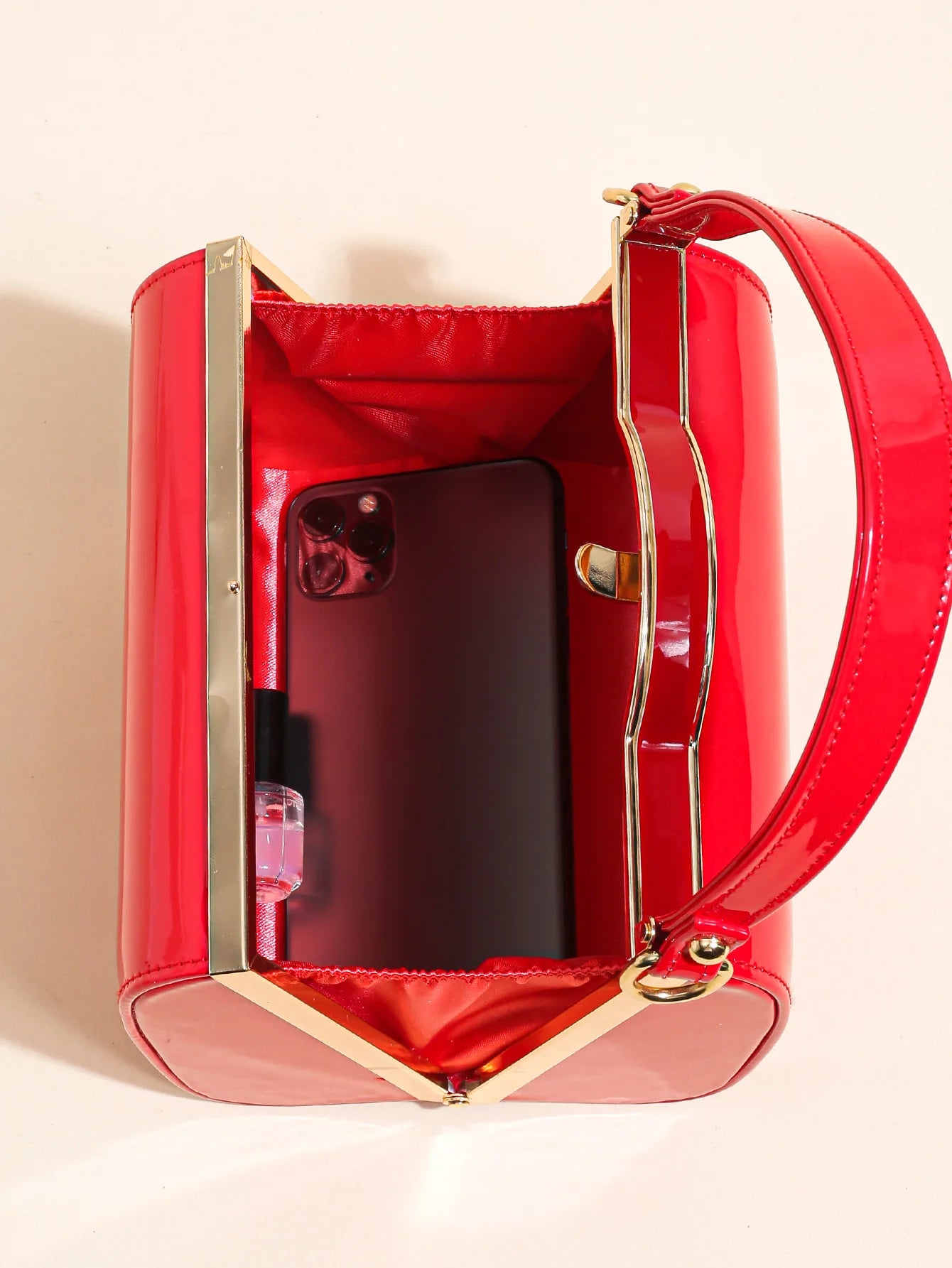 Highlight Cute Simple Patent Leather Pearlescent Leather Handheld Hard Shell Clip Dinner Bag